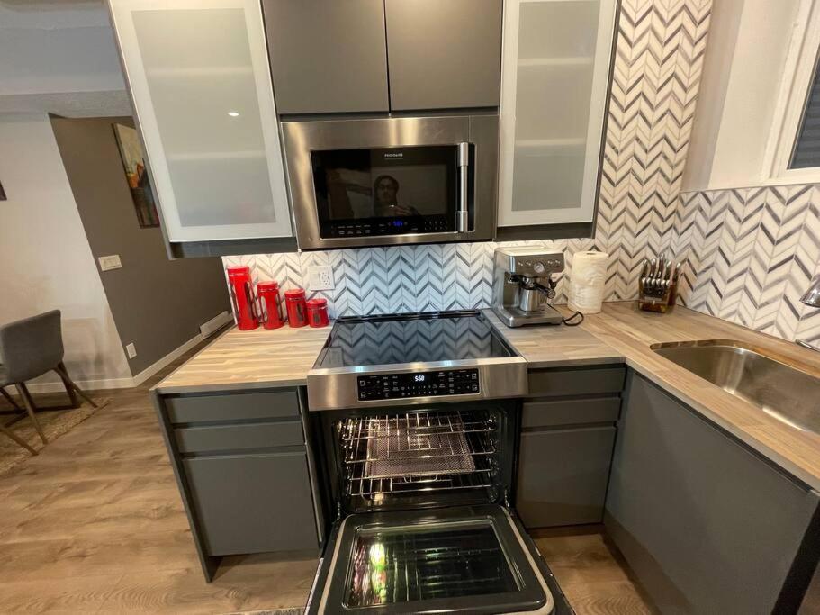 Comfortable And Beautiful Brand-New Suite Bsmt-Two Bedroom, Two Washrooms Calgary Exterior photo