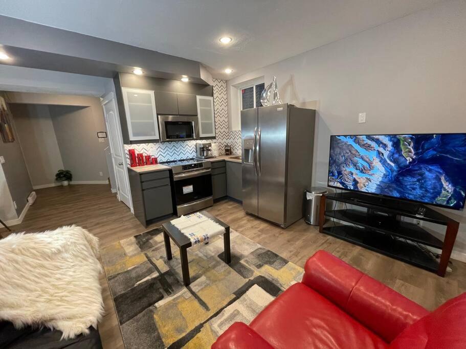 Comfortable And Beautiful Brand-New Suite Bsmt-Two Bedroom, Two Washrooms Calgary Exterior photo