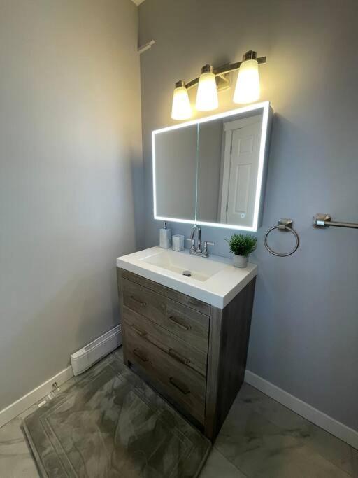 Comfortable And Beautiful Brand-New Suite Bsmt-Two Bedroom, Two Washrooms Calgary Exterior photo