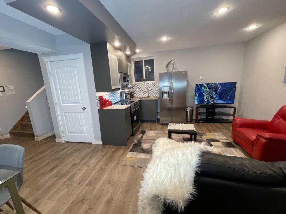 Comfortable And Beautiful Brand-New Suite Bsmt-Two Bedroom, Two Washrooms Calgary Exterior photo