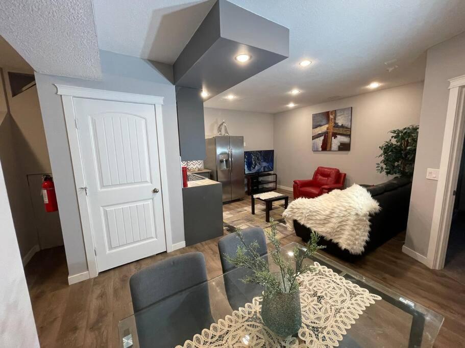 Comfortable And Beautiful Brand-New Suite Bsmt-Two Bedroom, Two Washrooms Calgary Exterior photo